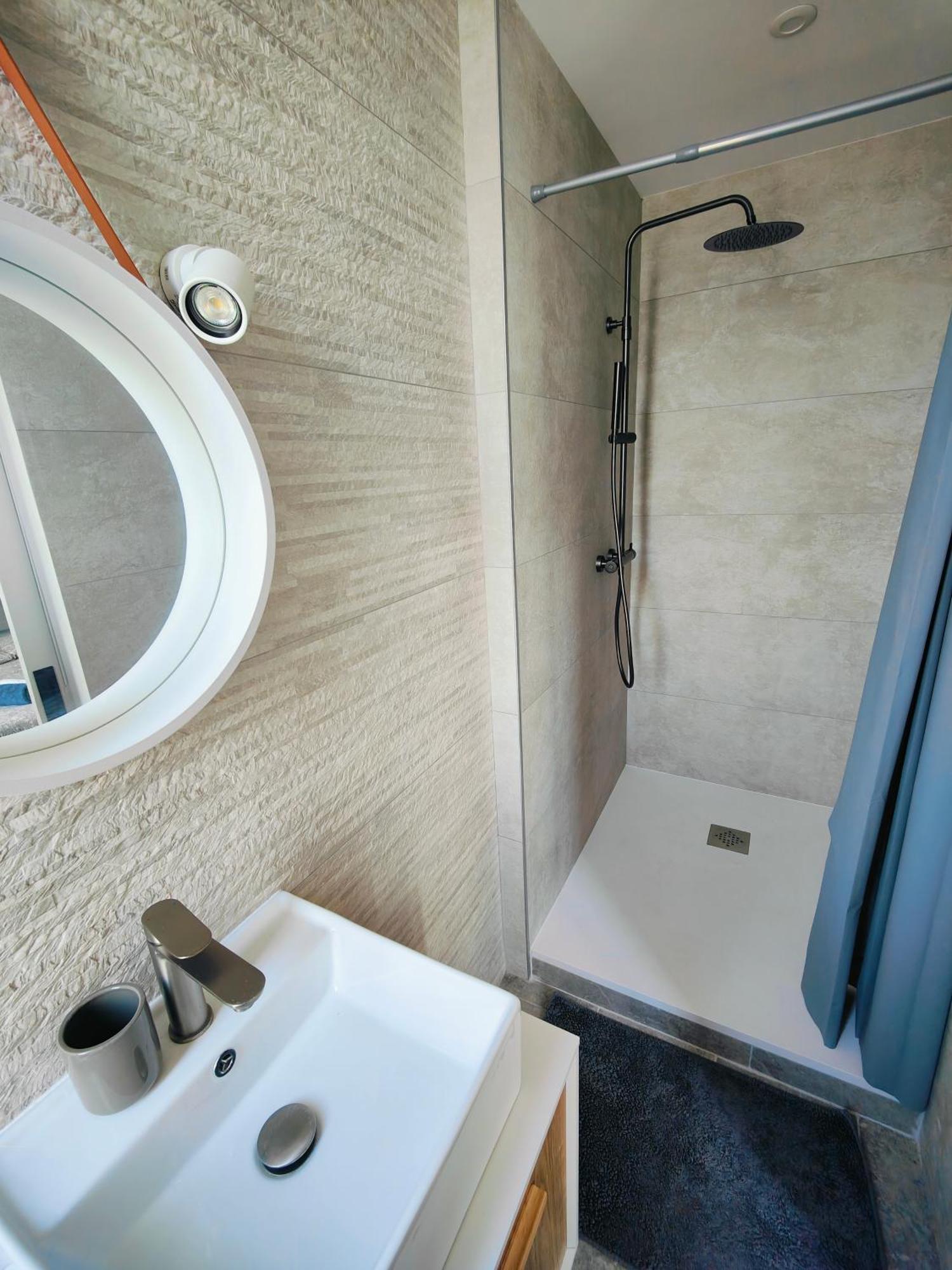 Self-Checkin Town House - Rooms To Rent In A Beautiful Modern Town House - Not A Hotel - Location De Chambres Avec Arrivee En Autonomie - Extra Fee For Sheets And Towels - Private Parking - Check Your Plateform Inbox And Follow Check-In Instructions Saint-Romain-en-Gal Екстер'єр фото